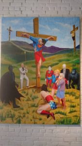 Schilderij van Issa Ibrahim. De kunstenaar heeft zichzelf als Jezus-figuur in Superman-kostuum hangend aan het kruis afgebeeld. Andere (strip)figuren rouwen aan zijn voeten.